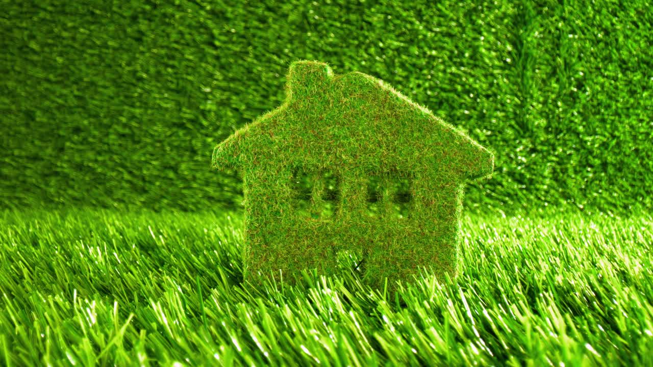 Piccola casa ecologica sull'erba verde. Sfondo con concetto ecologico