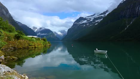 el lago lovatnet es una naturaleza hermosa de noruega.