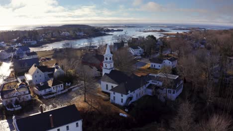 pequeña iglesia en un pueblo en la costa de maine