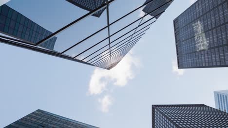 edificios modernos y cielo azul