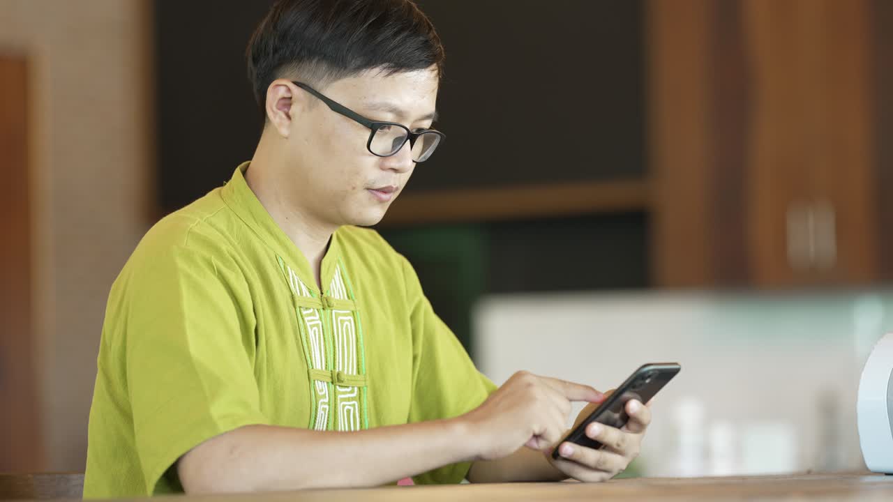 커피에서 휴대전화로 이메일을 확인하는 남자