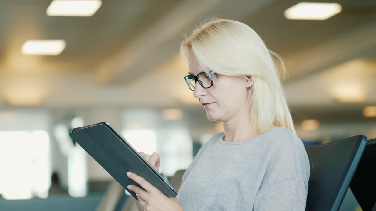 деловая женщина с планшетом в аэропорту