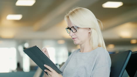 Mujer-De-Negocios-Usando-Tableta-En-Aeropuerto