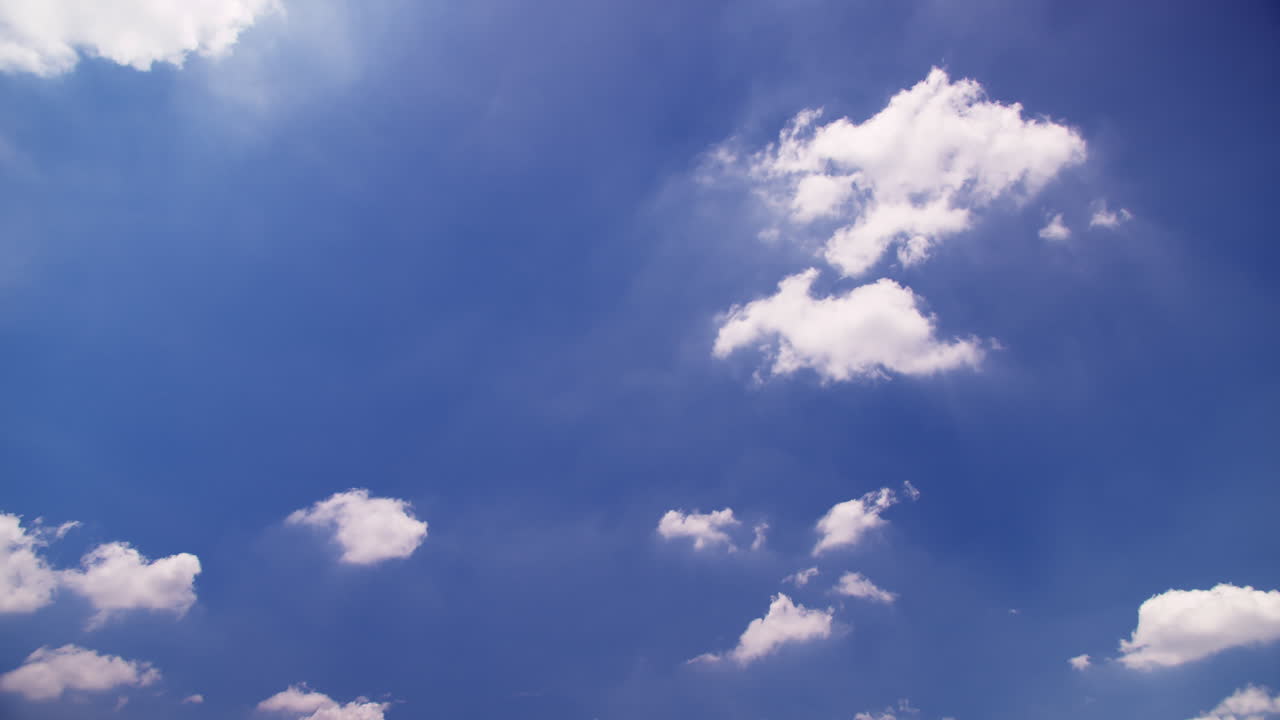 구름이 있는 아름다운 파란 하늘, 구름과 태양이 있는 파란 하늘