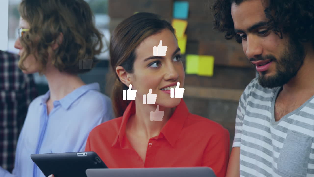 pulgares hacia arriba iconos de animación sobre diversas personas que utilizan dispositivos digitales en la oficina