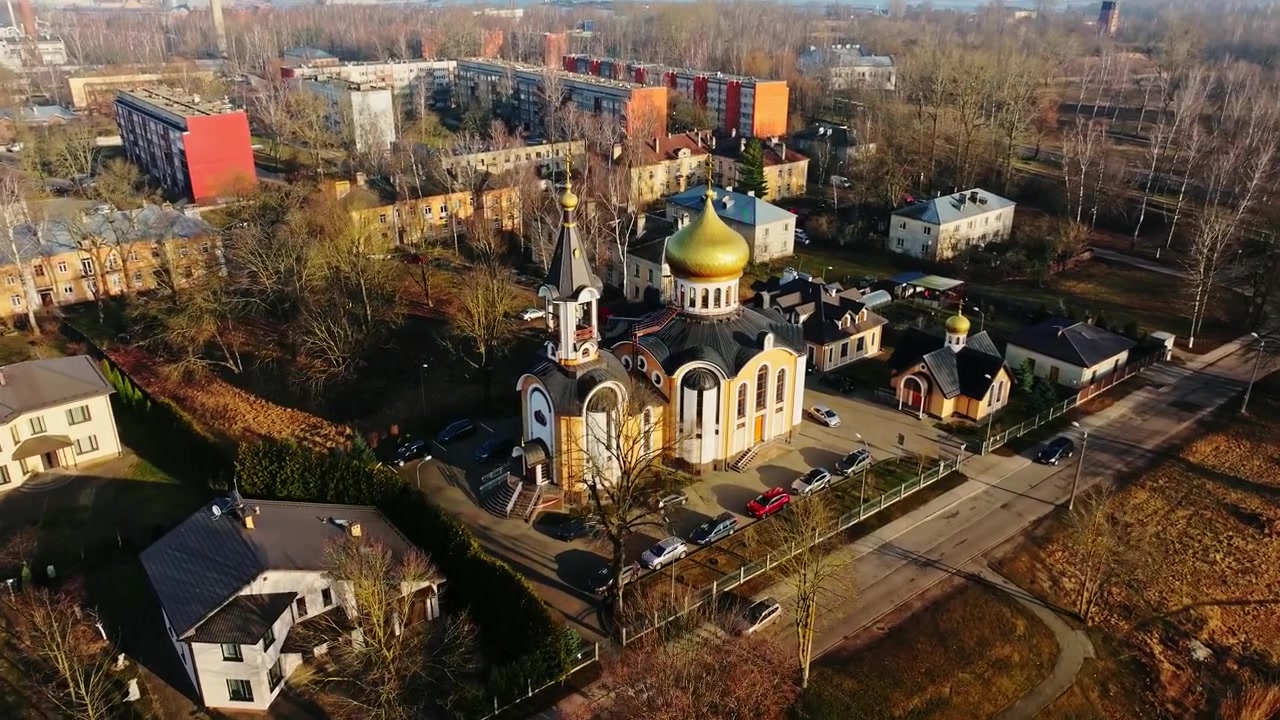 Droneudsigt viser Bolderaja ortodokse kirke blandt beboelseshuse i Riga