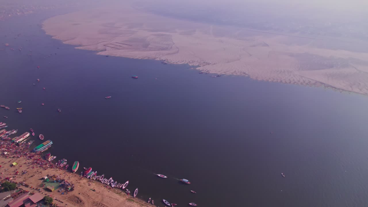 Ganj Nehri ve kumlu arazi ile gündüz bir nehir limanı, pan çekim, drone çekimi, 4K.