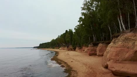 Acantilados-De-Veczemju-Rocas-Rojas,-Letonia