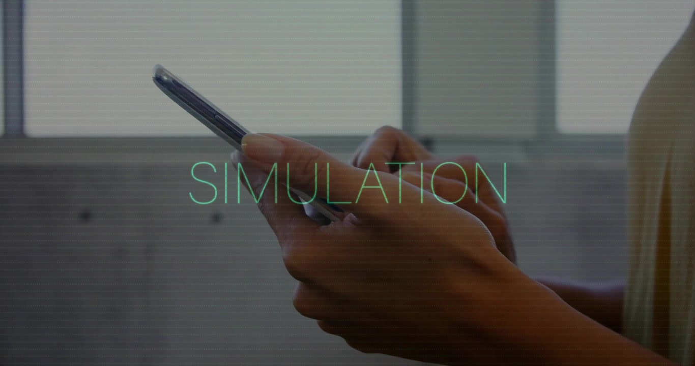 Statisk støj forsvinder, mens kvinde tapper på smartphone og scroller gennem teknisk simulation med glitch-overlay.