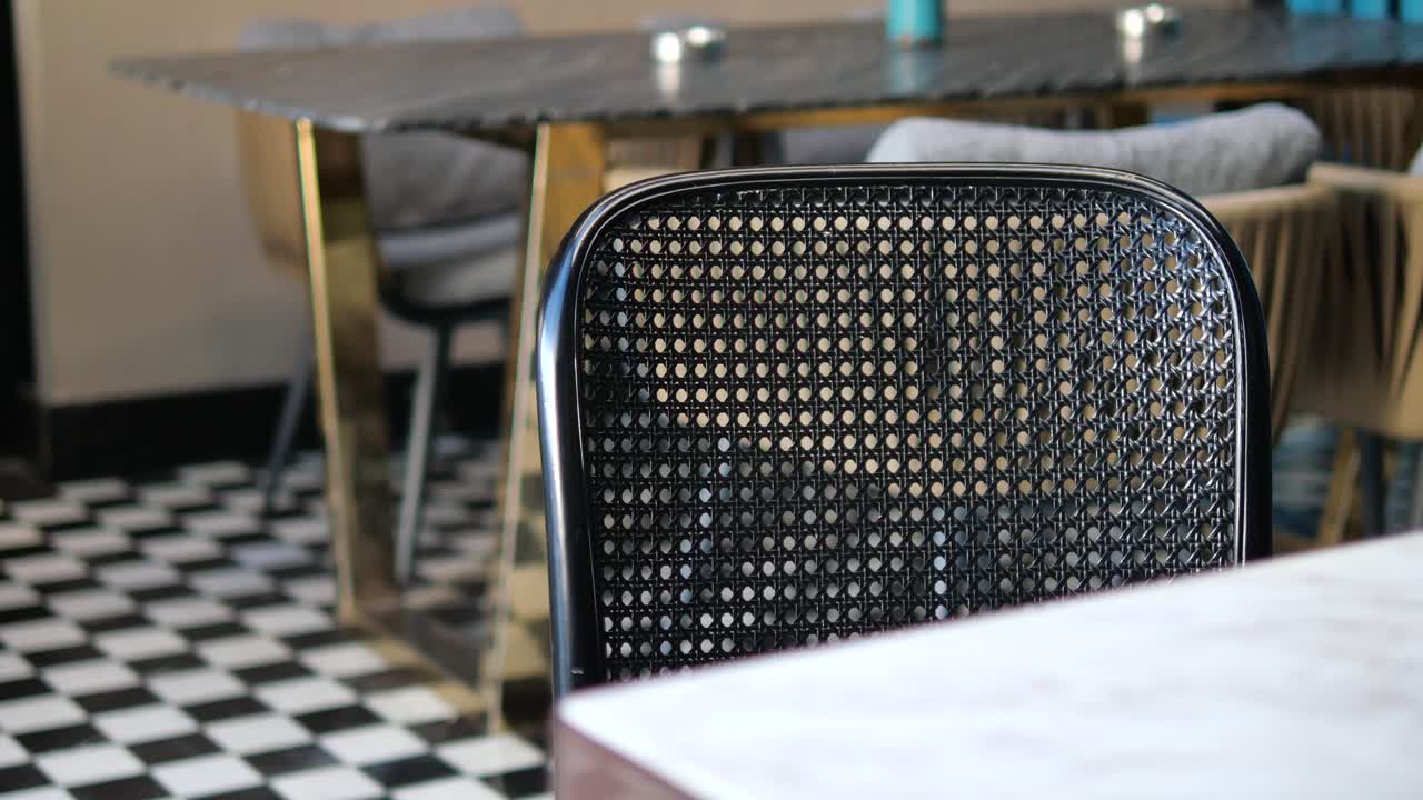 silla negra en un restaurante