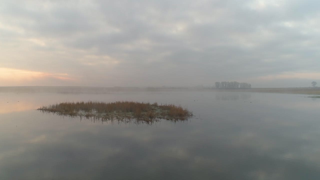 해가 뜨면 안개로 가득 찬 호수