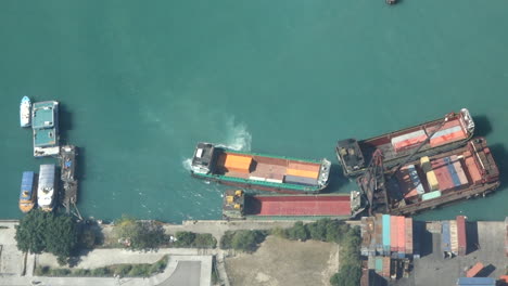 vista de arriba hacia abajo de un buque portacontenedores acoplado contra otro barco