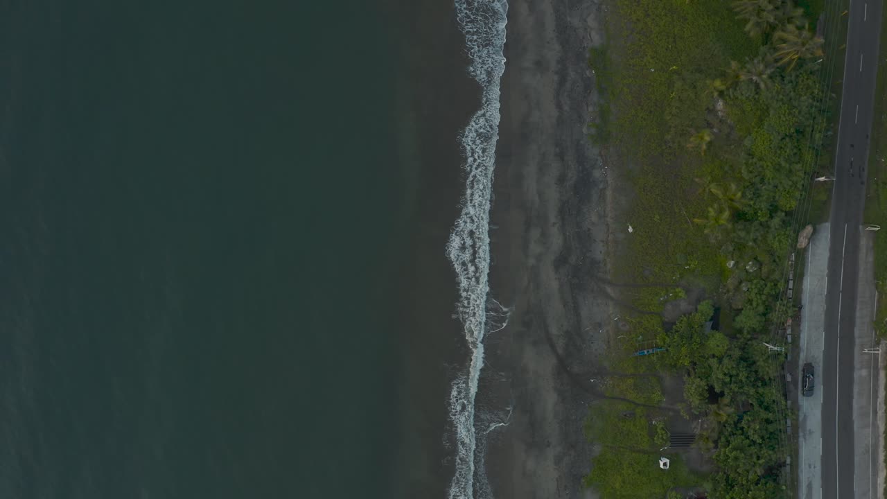 снимок сверху вниз темно-синего моря с волнами, плещущимися о песчаный берег на филиппинах - съемка с беспилотного летательного аппарата