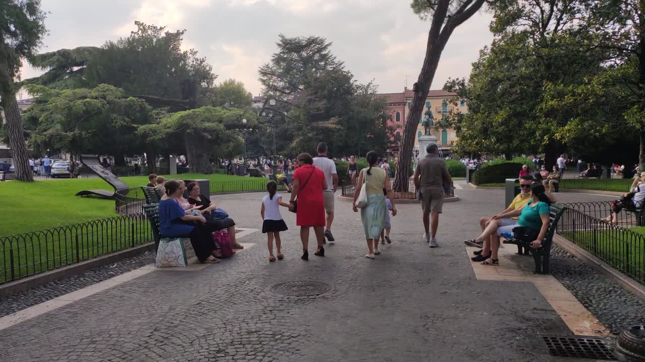 이탈리아 베로나의 브라 스어 중앙에 있는 공원