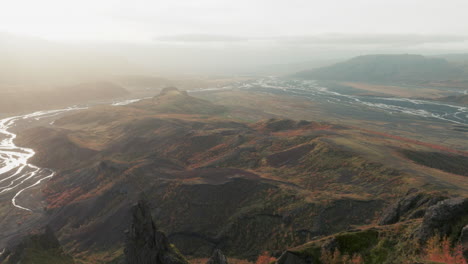paso elevado pasado excursionista en el pico con vistas