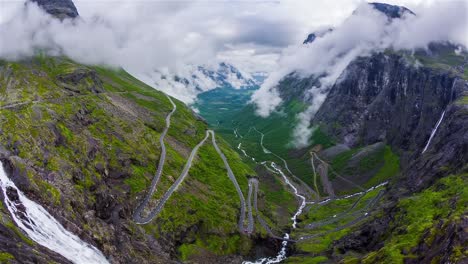 Camino-Del-Troll-Trollstigen-O-Trollstigveien-Sinuosa-Carretera-De-Montaña.