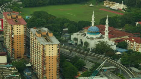 말레이시아 쿠알라푸르에 있는 masjid bukhari의 시간 지연.