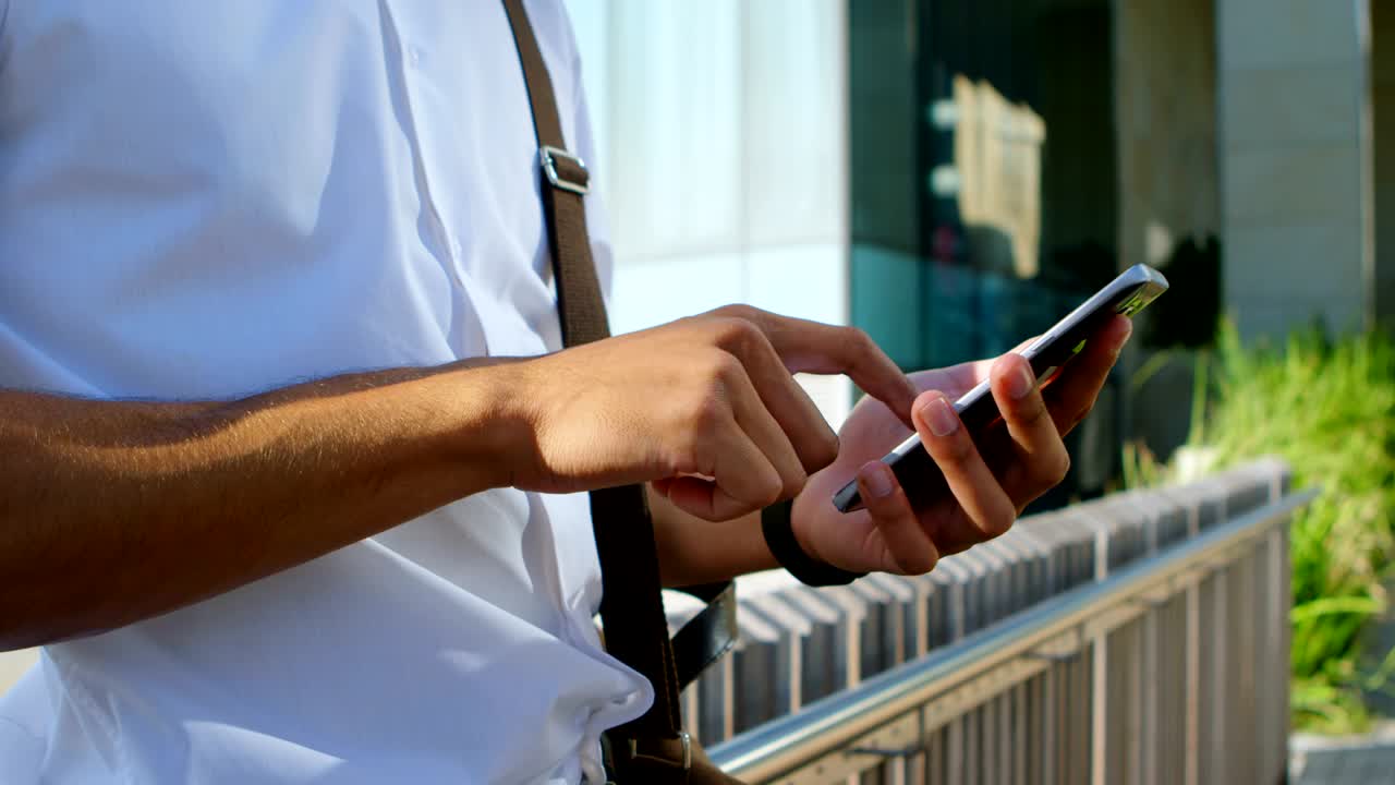 hombre usando teléfono móvil en la calle lado 4k