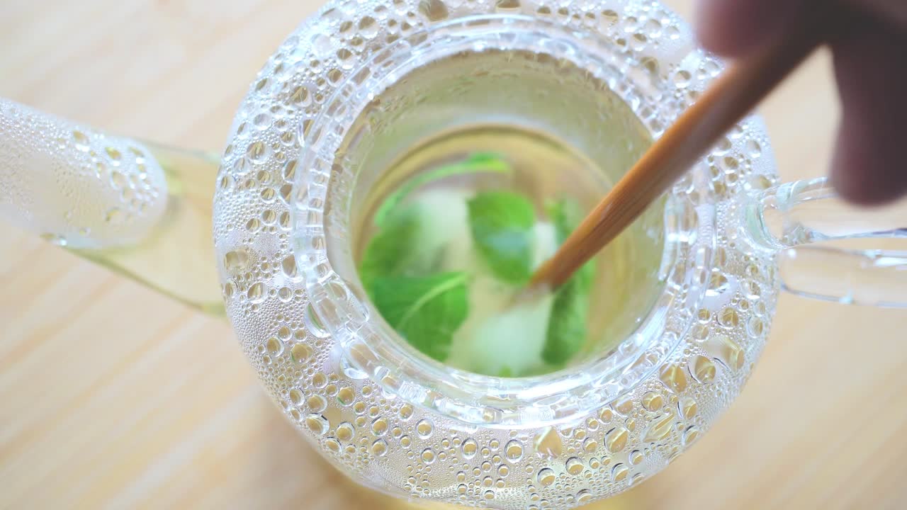 민트 티에 각설탕 추가