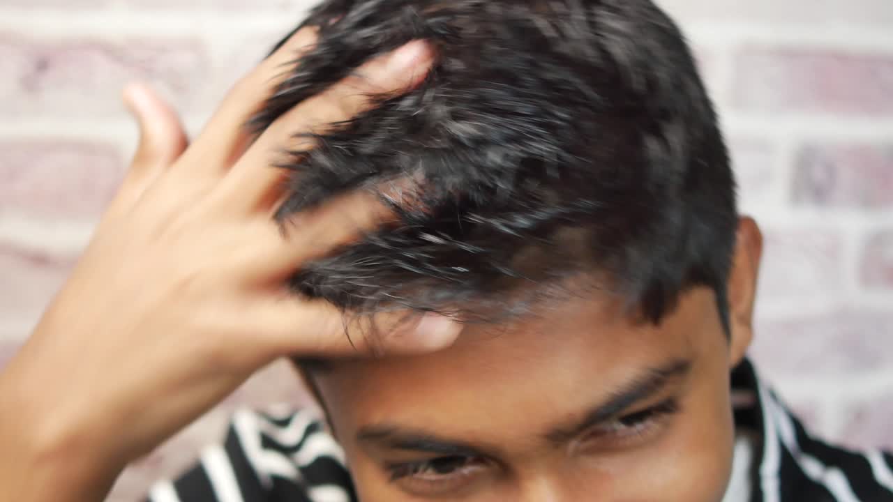 십대 소년 은 검은 바탕 에 머리 를  ⁇ 고 있다