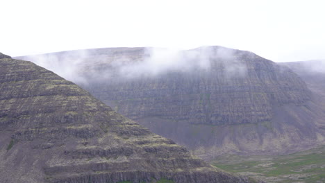 Dramático-Paisaje-Montañoso-De-Niebla.-Tiro-Pan-Derecho