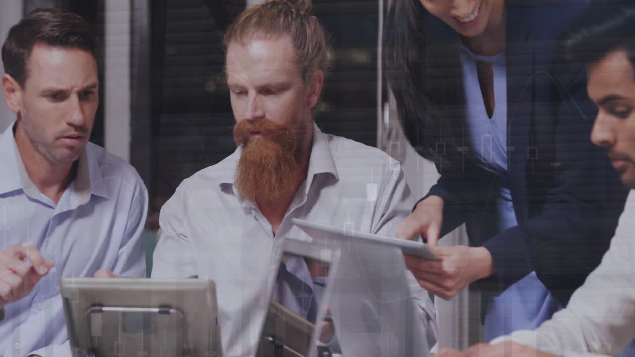 анимация обработки финансовых данных над различными деловыми людьми