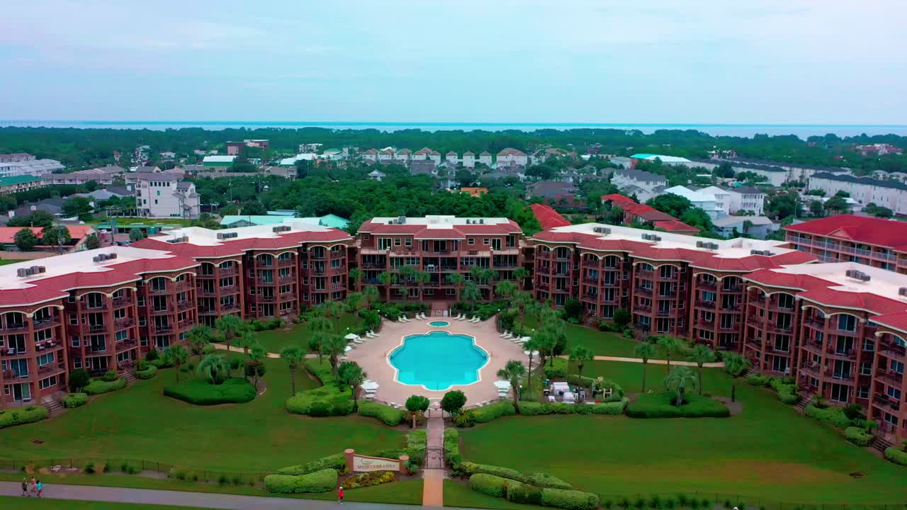 데스틴 플로리다 근처의 미라마 해변에 있는 지중해 콘도미니엄과 리조트의 중심을 향해 날아가는 드론 뷰