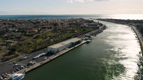 Vista-Aérea-Global-Del-Puerto-Pesquero-De-Grau-D&#39;Agde,-Mercado-De-Pescado-De-Subasta