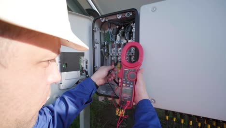 the inspector checks the actual output voltage level of inverter