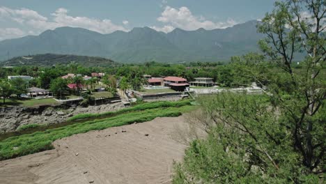 城市和周圍的山脈,聖地牙哥,新利昂,墨西哥,向前揭示