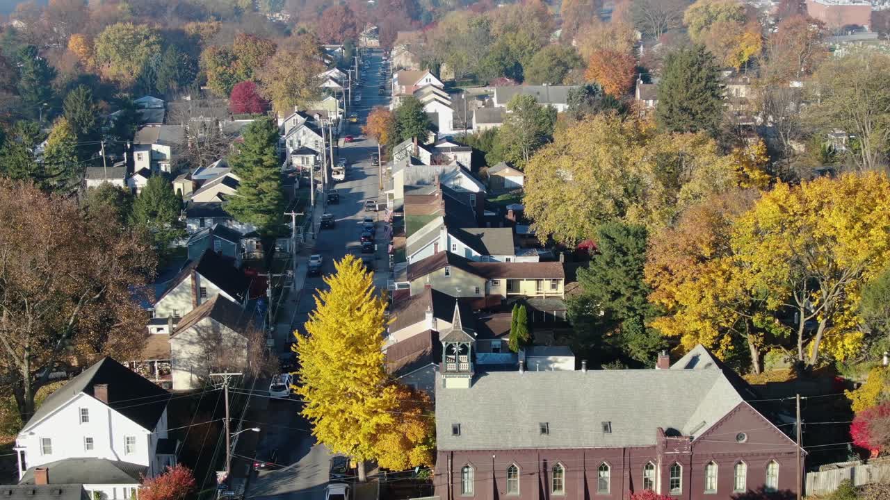 la inclinación aérea hacia arriba revela el edificio de una iglesia cristiana en un pequeño pueblo de ee.uu.