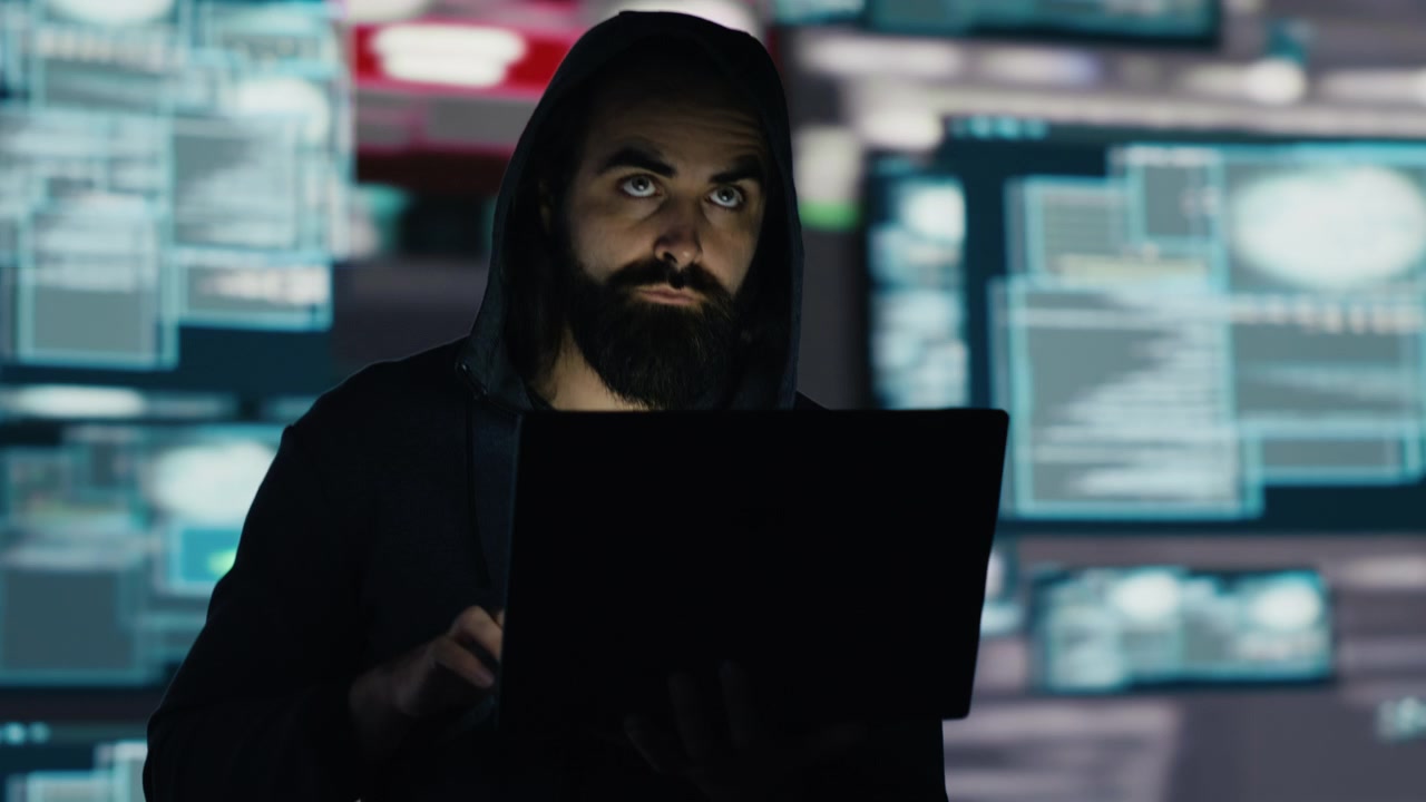 L'hacker furtivo aggira i firewall e viola l'accesso al sistema