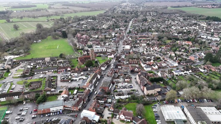 Villaggio di Ingatestone, Essex, Regno Unito, drone, ripresa aerea inversa.
