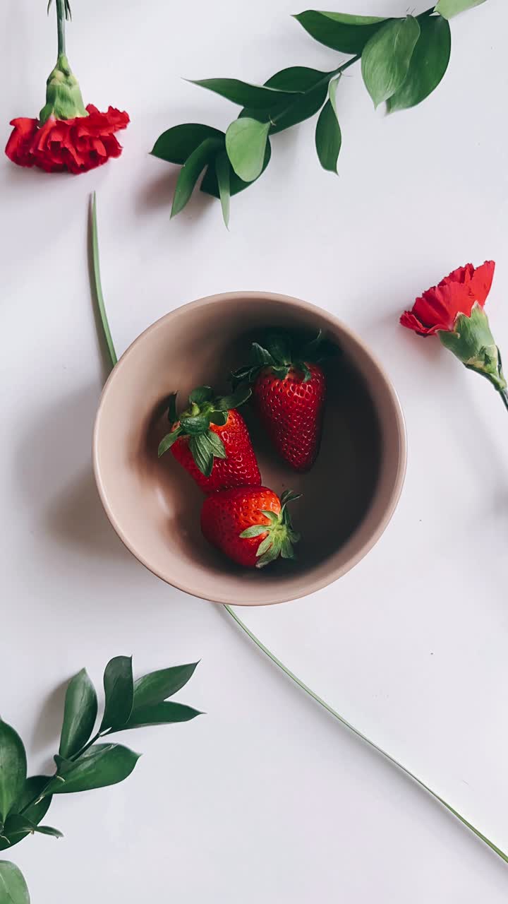 fresas en un cuenco con flores