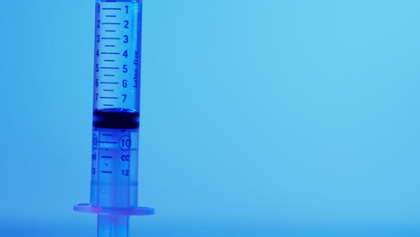 vídeo de la jeringa de laboratorio con espacio de copia sobre fondo azul