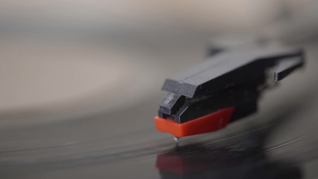 Puntina del giradischi che si abbassa su un disco in vinile