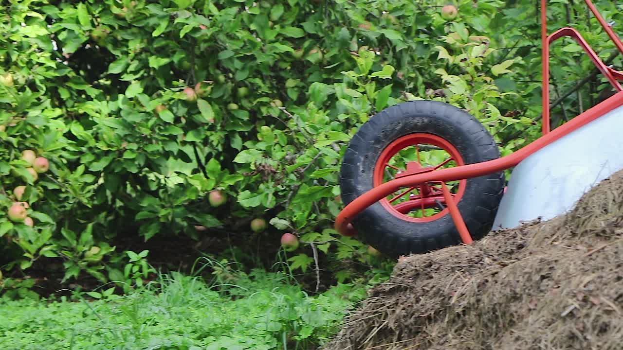 toma panorámica de un montón de estiércol listo para fertilizar el suelo