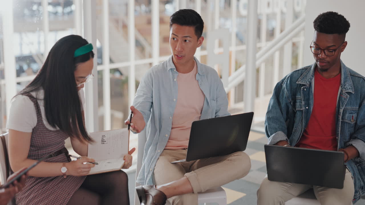 디지털 마케팅, 노트북 또는 회의에 참석한 사람들