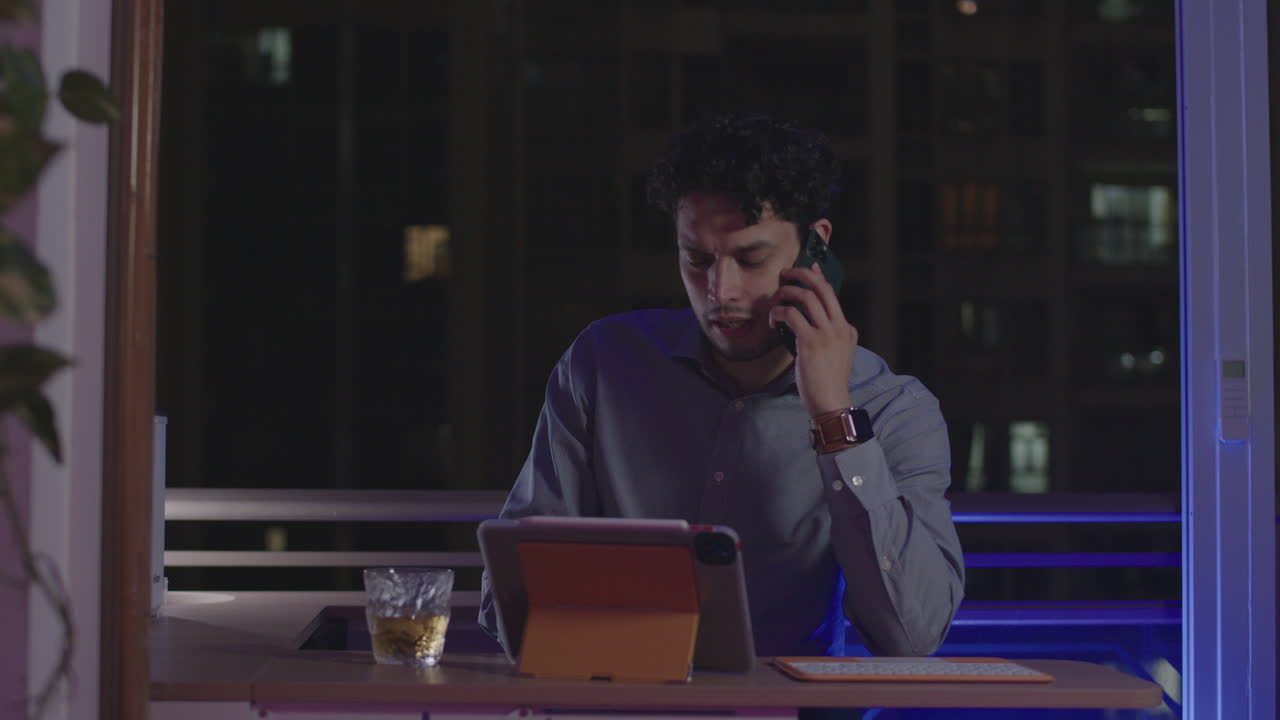 Imprenditore che risponde a una chiamata dal partner, riceve cattive notizie e risolve problemi di crisi finanziaria.
