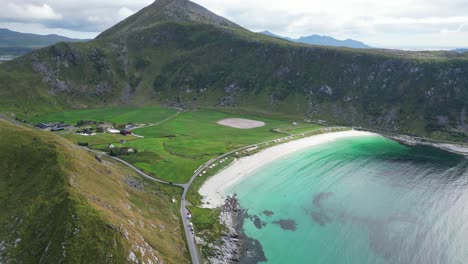 Playa-De-Vik-En-La-Isla-De-Lofoten,-Noruega---Antena-4k-Inclinada-Hacia-Abajo