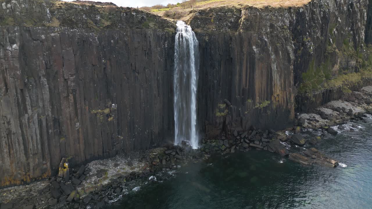 drone dolley disparado al agua cayendo sobre las cataratas de high meal en escocia