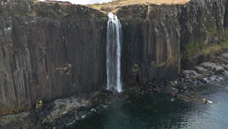 Drohnen-Dolley-Schoss-Auf-Wasser,-Das-über-Die-Hohen-Mealt-Falls-In-Schottland-Fiel