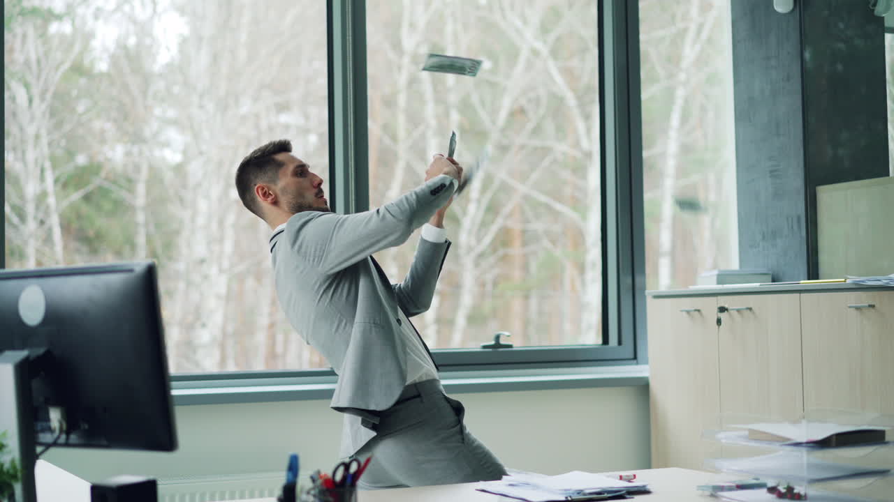 Glad forretningsmand på kontor