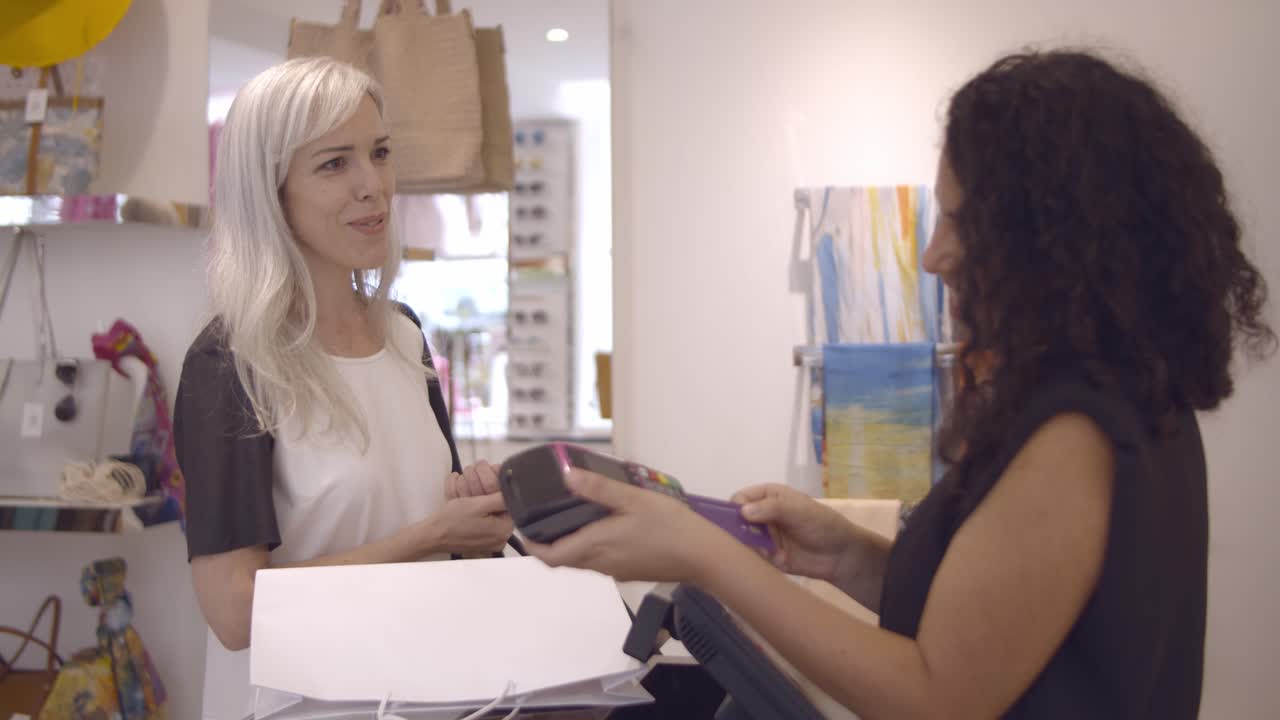 feliz cliente de la tienda de moda pagando la compra