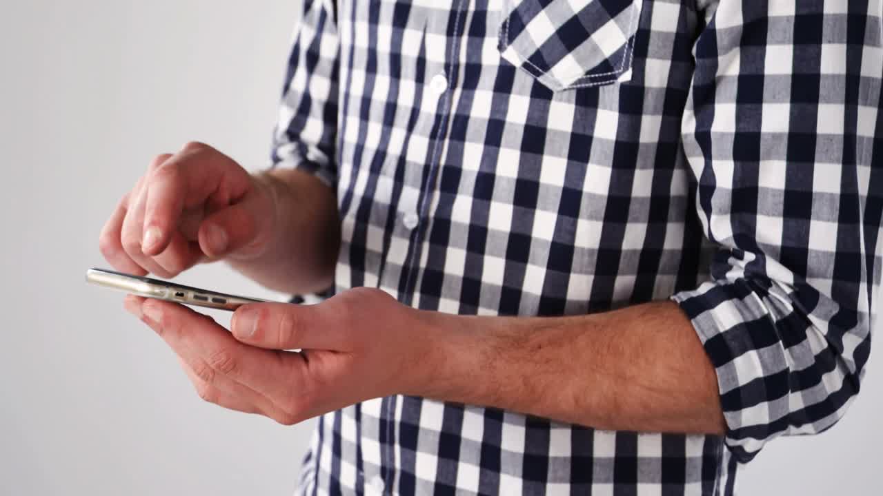 hombre guapo usando teléfono móvil