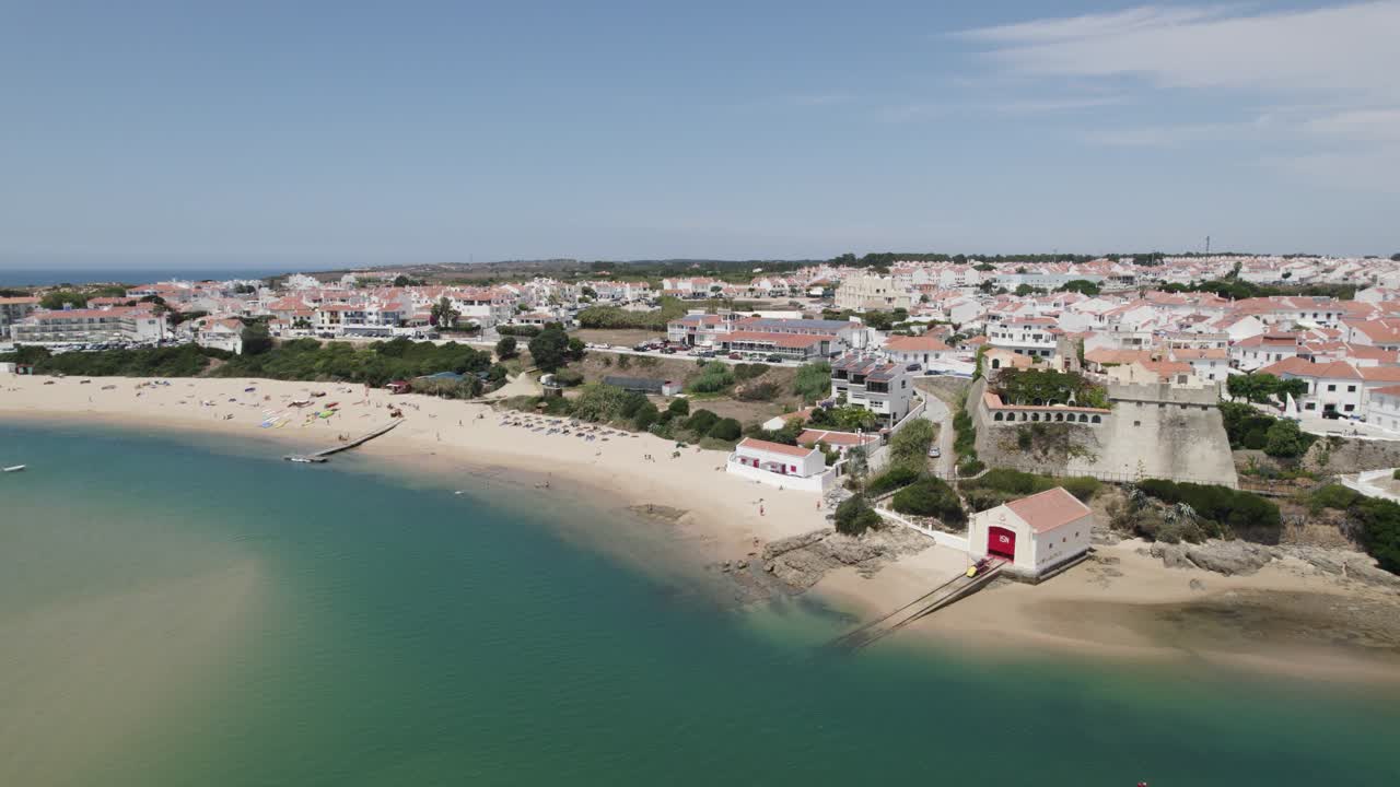 vista aérea del castillo de milfontes en el estuario del río mira, vila nova de milfontes