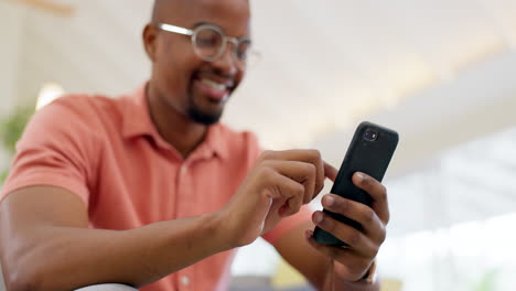 Manos,-Escribiendo-Y-Un-Hombre-Negro-Con-Un-Teléfono