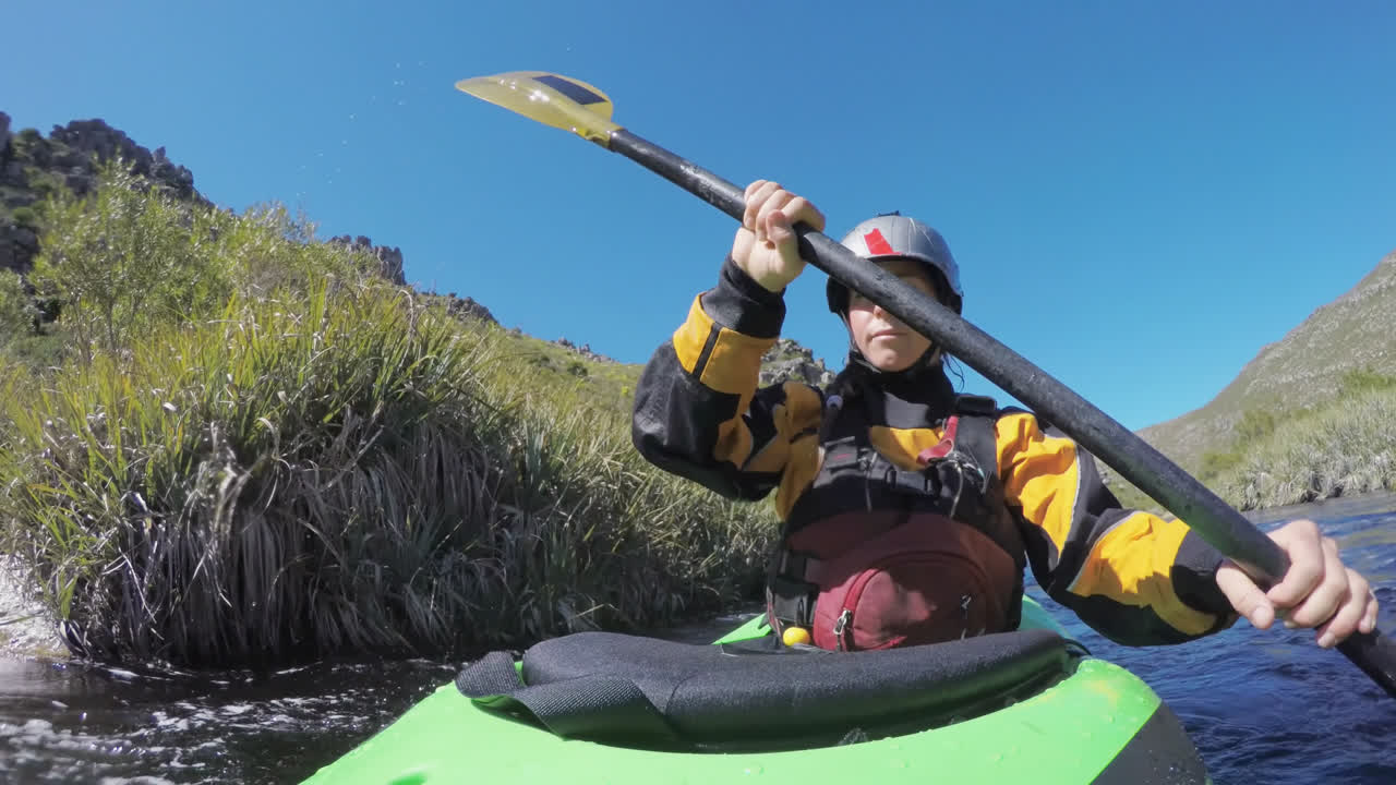 mujer en kayak en el lago en el campo 4k