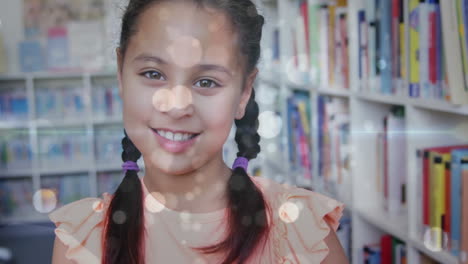 alumna que sostiene una pila de libros en la biblioteca de la escuela