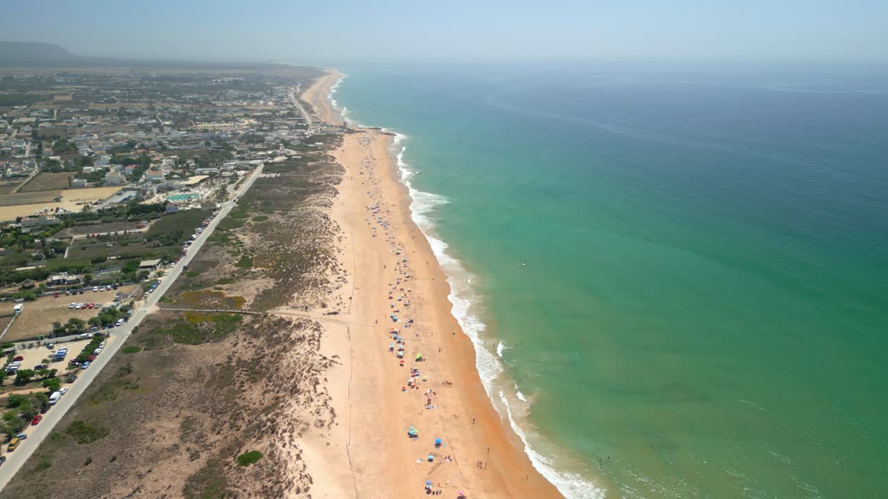 воздушный вид переполненного пляжа в солнечный день